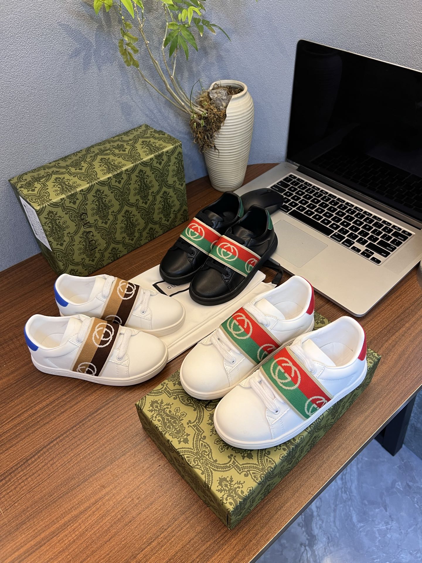 Children's shoes child